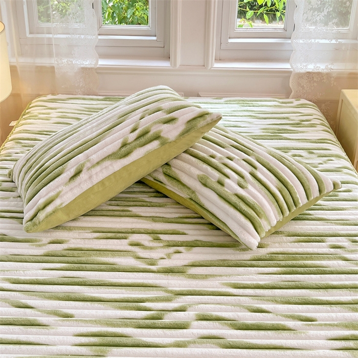 91家纺网 家纺一手货源 找家纺 圣比熊 2025新款法莱绒枕套宿舍枕芯套单人48x74cm法兰绒兔毛绒枕头套-抽条 法莱绒抽条-梦幻果绿