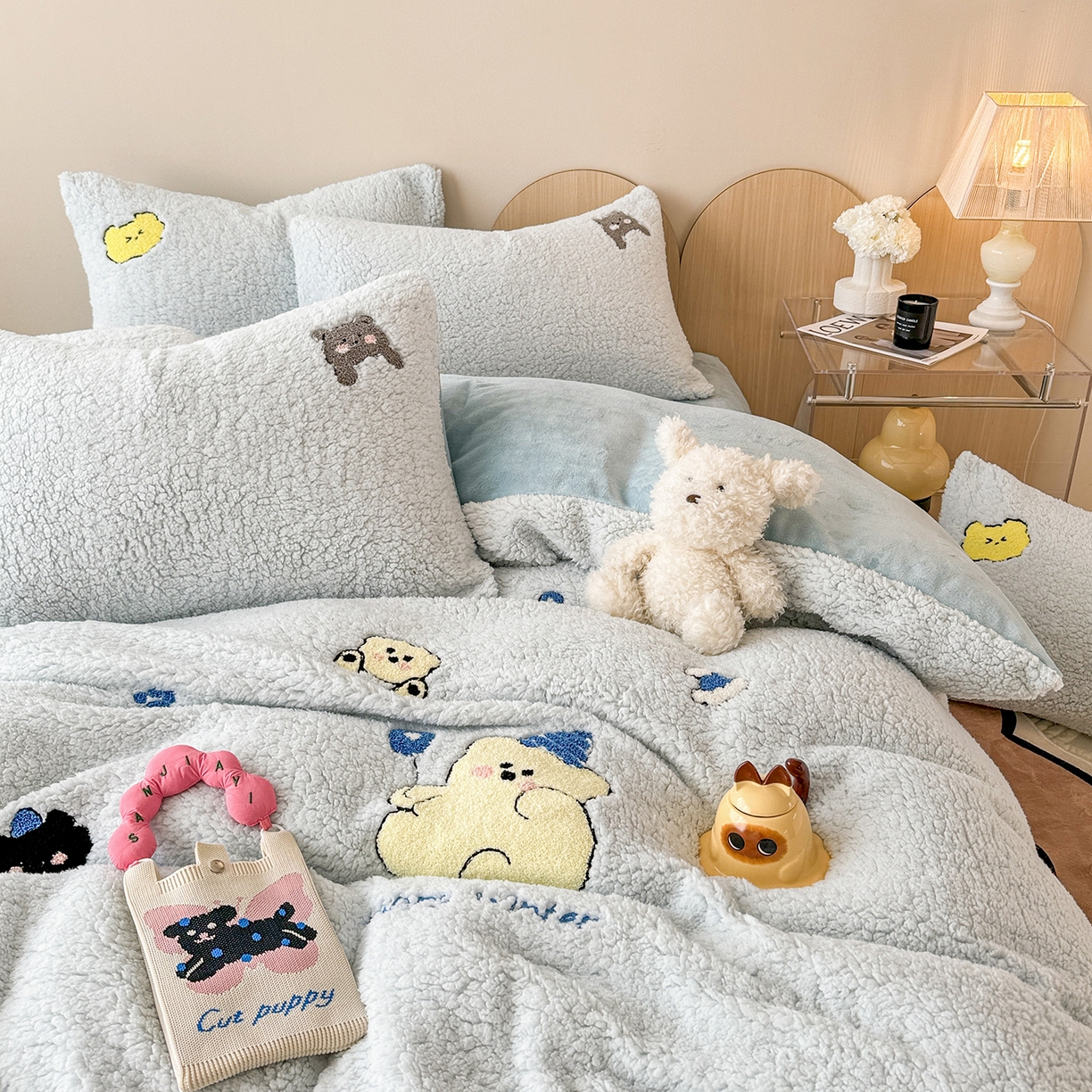 91家纺网 家纺一手货源 找家纺 典曼家纺 2025新款A类羊羔绒刺绣四件套系列 暖心熊