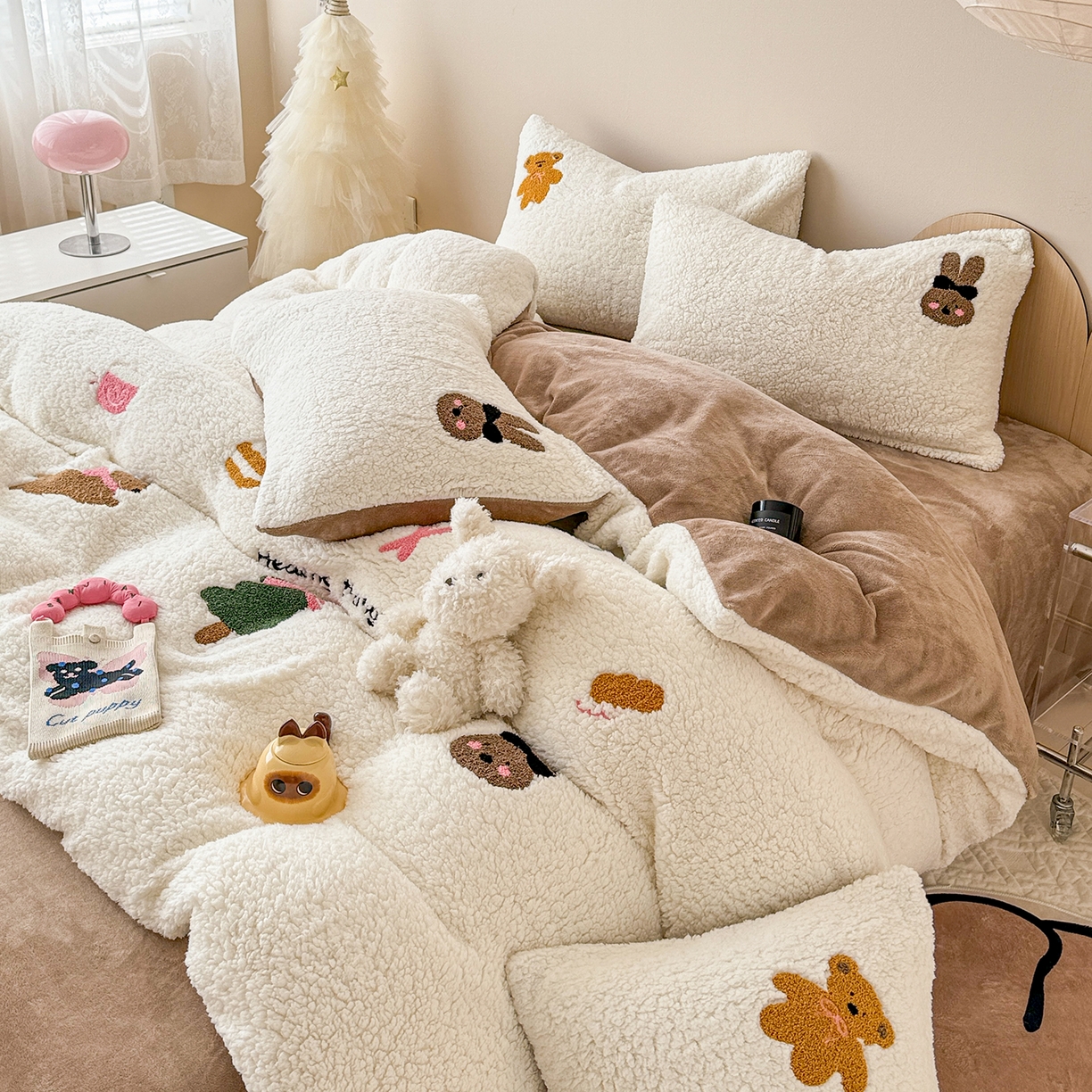 91家纺网 家纺一手货源 找家纺 典曼家纺 2025新款A类羊羔绒刺绣四件套系列 奇妙兔