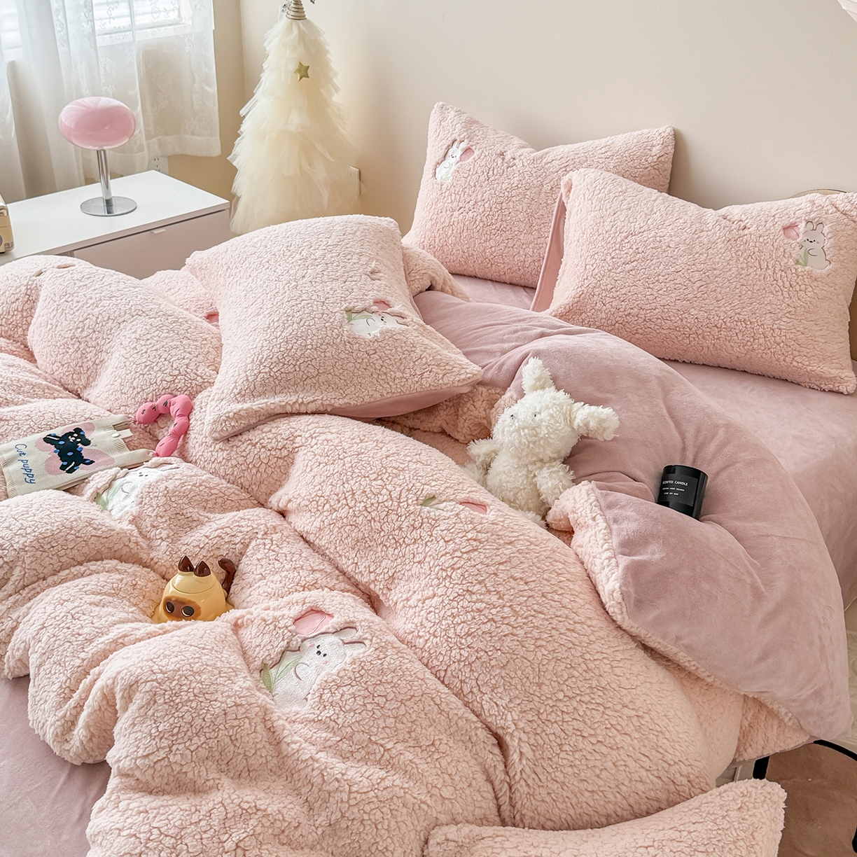 91家纺网 家纺一手货源 找家纺 典曼家纺 2025新款A类羊羔绒刺绣四件套系列 花小兔