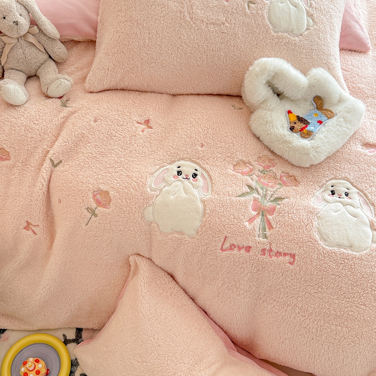 91家纺网 家纺一手货源 找家纺 典曼家纺 2025新款A类羊羔绒刺绣四件套系列 捧花小兔