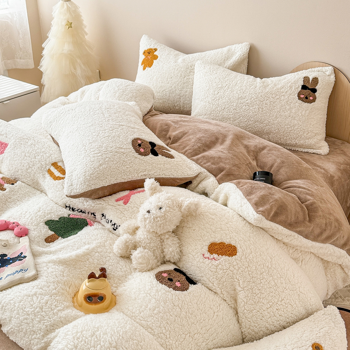 91家纺网 家纺一手货源 找家纺 典曼家纺 2025新款A类羊羔绒刺绣四件套系列 奇妙兔