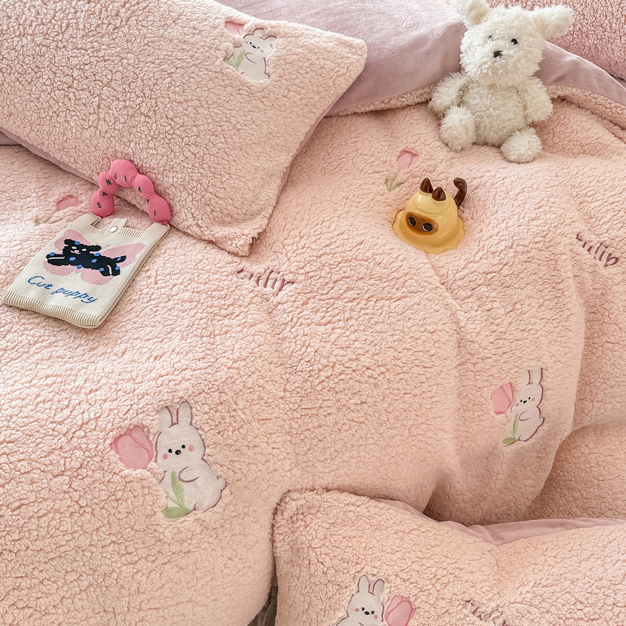 91家纺网 家纺一手货源 找家纺 典曼家纺 2025新款A类羊羔绒刺绣四件套系列 花小兔