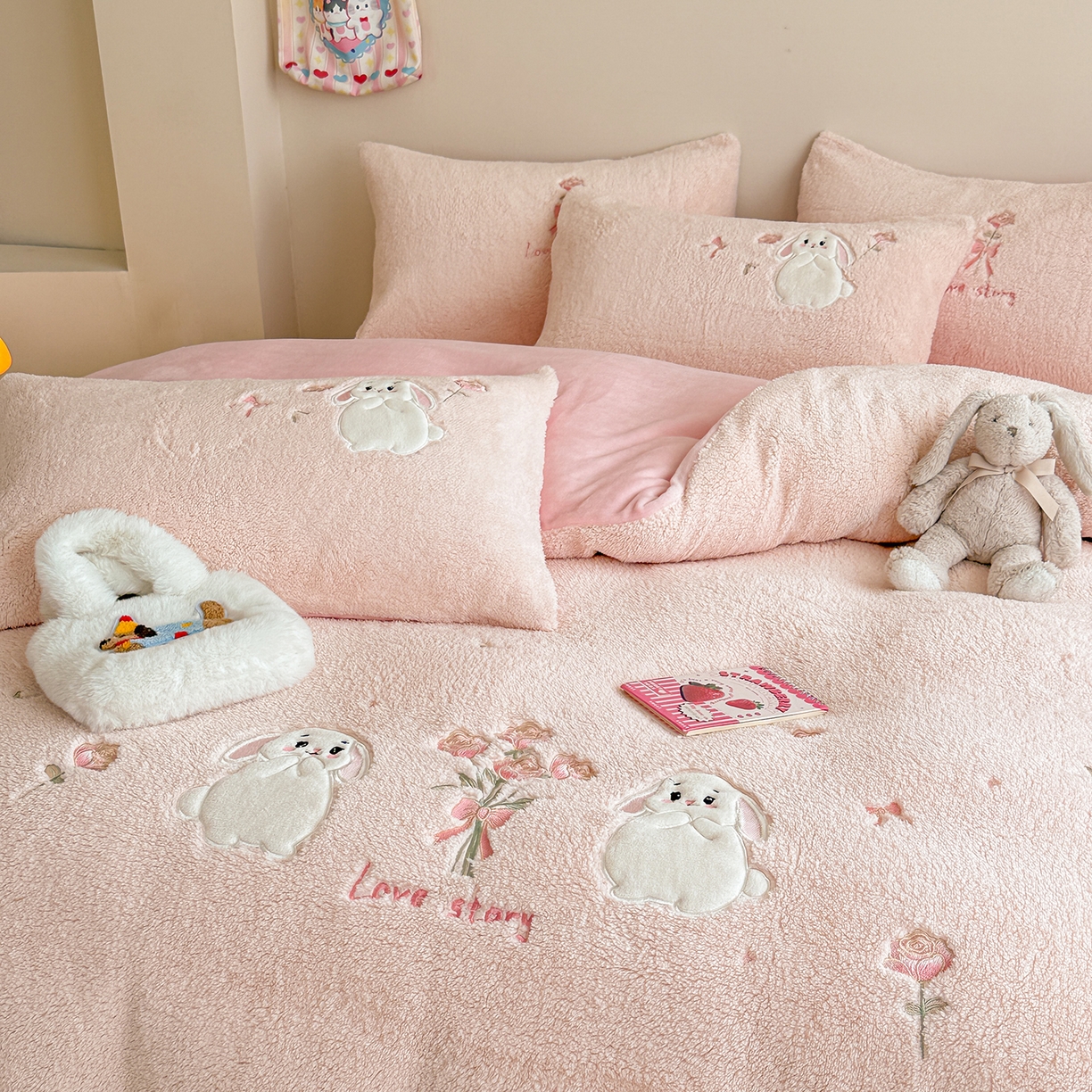 91家纺网 家纺一手货源 找家纺 典曼家纺 2025新款A类羊羔绒刺绣四件套系列 捧花小兔