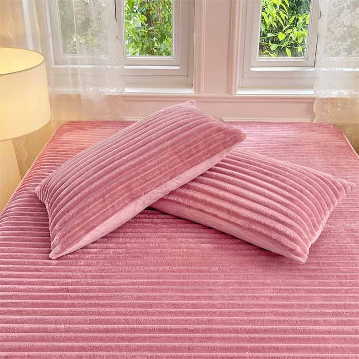 91家纺网 家纺一手货源 找家纺 圣比熊 2025新款法莱绒枕套宿舍枕芯套单人48x74cm法兰绒兔毛绒枕头套-抽条 法莱绒抽条-云梦粉