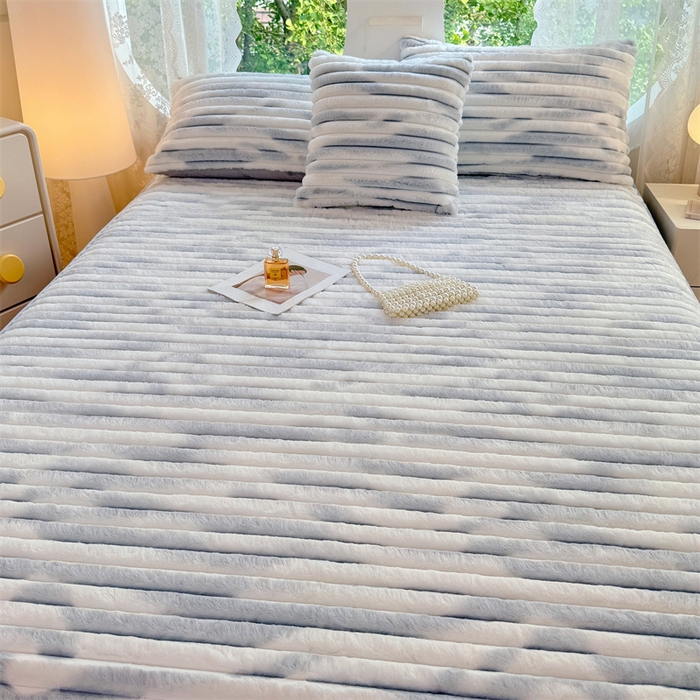 91家纺网 家纺一手货源 找家纺 梦舒羽 2025新款兔毛绒床裙法兰绒床垫保护罩牛奶绒床垫法莱绒床单罩-抽条 兔毛绒抽条-梦幻浅灰