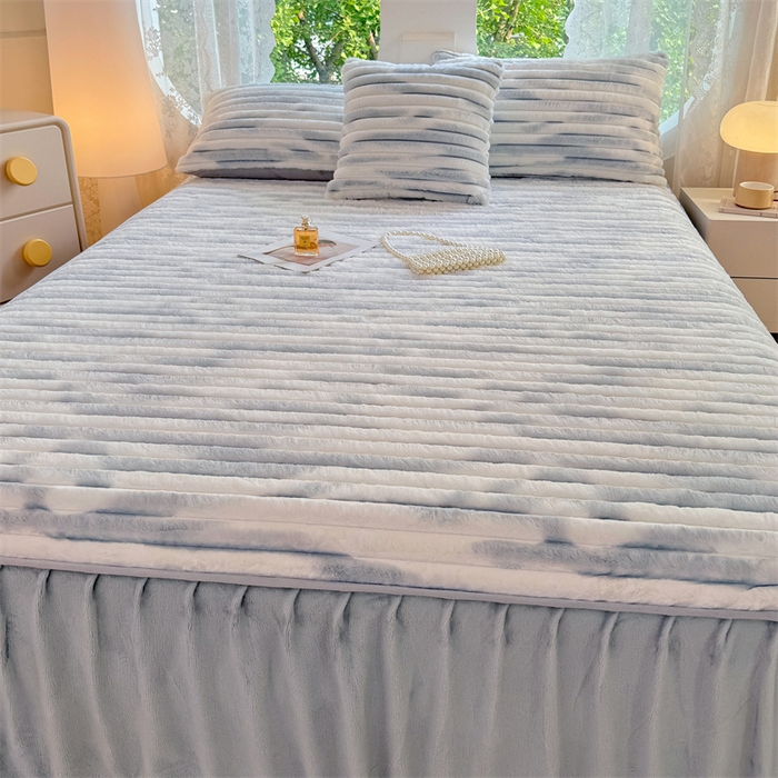 91家纺网 家纺一手货源 找家纺 梦舒羽 2025新款兔毛绒床裙法兰绒床垫保护罩牛奶绒床垫法莱绒床单罩-抽条 兔毛绒抽条-梦幻浅灰