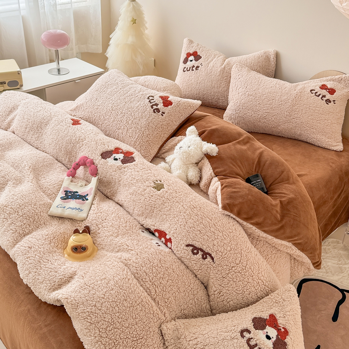 91家纺网 家纺一手货源 找家纺 典曼家纺 2025新款A类羊羔绒刺绣四件套系列 麦乐狗