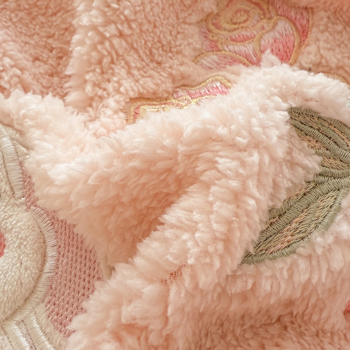 91家纺网 家纺一手货源 找家纺 典曼家纺 2025新款A类羊羔绒刺绣四件套系列 捧花小兔