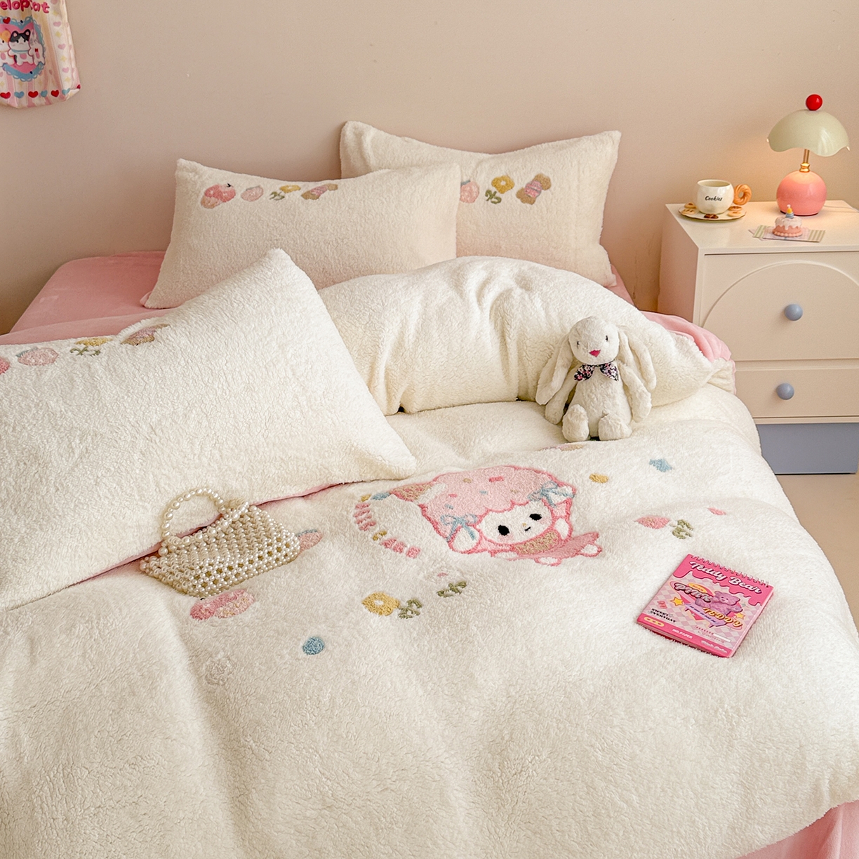 91家纺网 家纺一手货源 找家纺 典曼家纺 2025新款A类羊羔绒刺绣四件套系列 可爱童梦