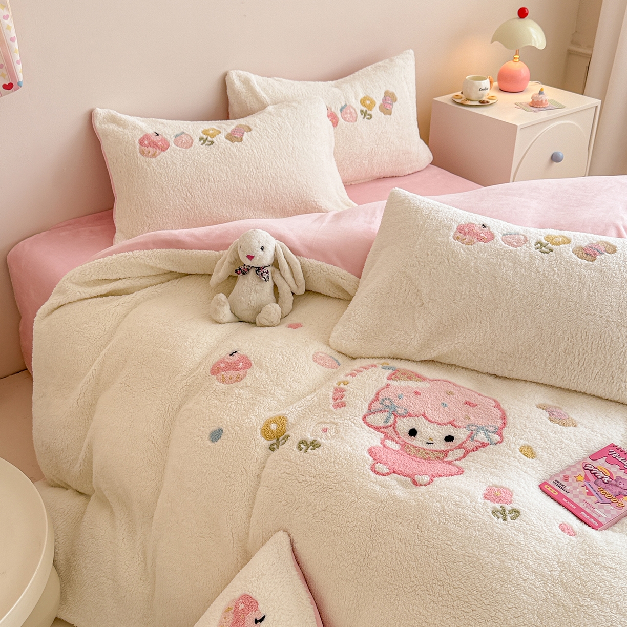 91家纺网 家纺一手货源 找家纺 典曼家纺 2025新款A类羊羔绒刺绣四件套系列 可爱童梦