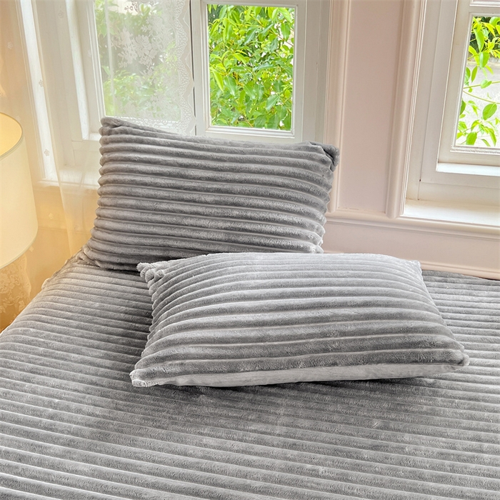 91家纺网 家纺一手货源 找家纺 圣比熊 2025新款法莱绒枕套宿舍枕芯套单人48x74cm法兰绒兔毛绒枕头套-抽条 法莱绒抽条-烟雨灰