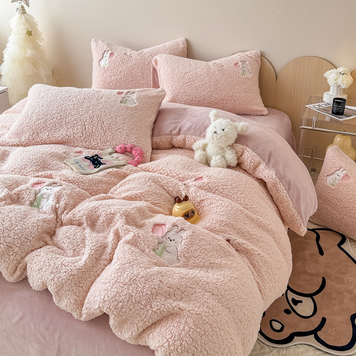 91家纺网 家纺一手货源 找家纺 典曼家纺 2025新款A类羊羔绒刺绣四件套系列 花小兔