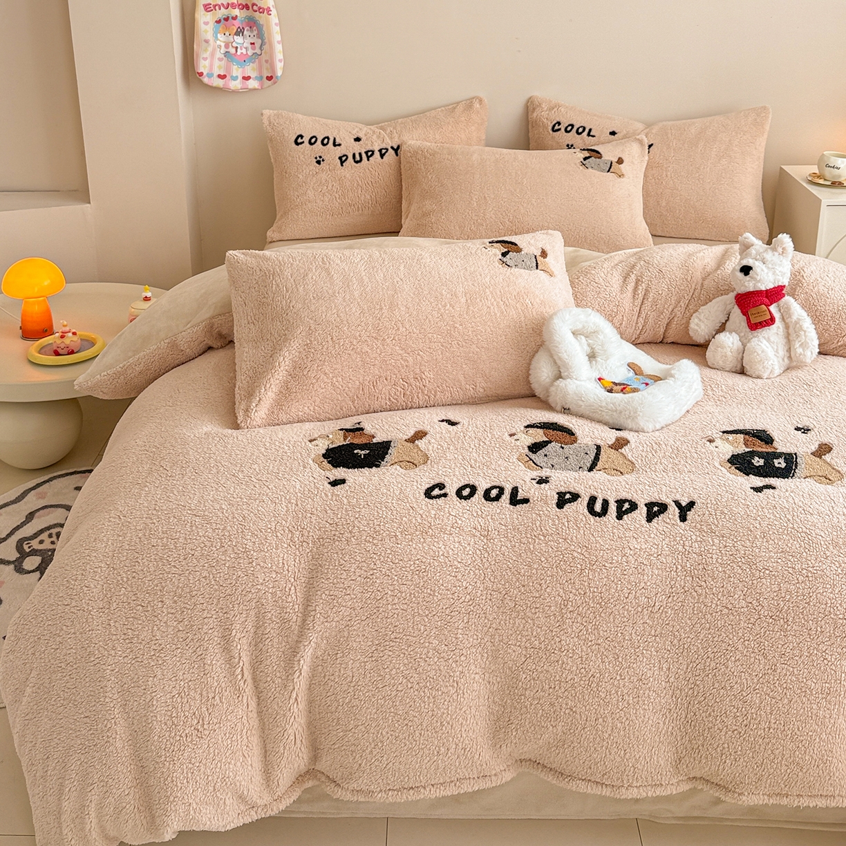 91家纺网 家纺一手货源 找家纺 典曼家纺 2025新款A类羊羔绒刺绣四件套系列 酷小狗