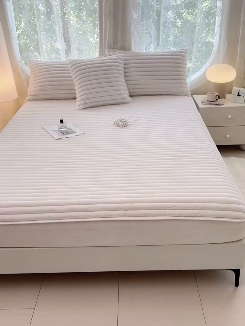 91家纺网 家纺一手货源 找家纺 梦舒羽 2025新款兔毛绒床裙法兰绒床垫保护罩牛奶绒床垫法莱绒床单罩-抽条 兔毛绒抽条-晨曦白