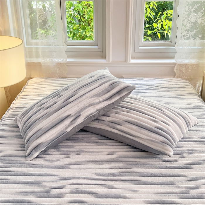 91家纺网 家纺一手货源 找家纺 圣比熊 2025新款法莱绒枕套宿舍枕芯套单人48x74cm法兰绒兔毛绒枕头套-抽条 法莱绒抽条-梦幻浅灰