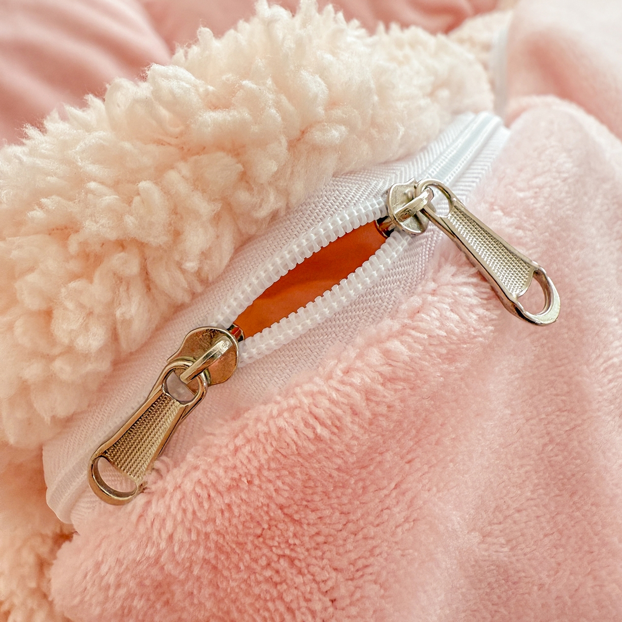 91家纺网 家纺一手货源 找家纺 典曼家纺 2025新款A类羊羔绒刺绣四件套系列 捧花小兔