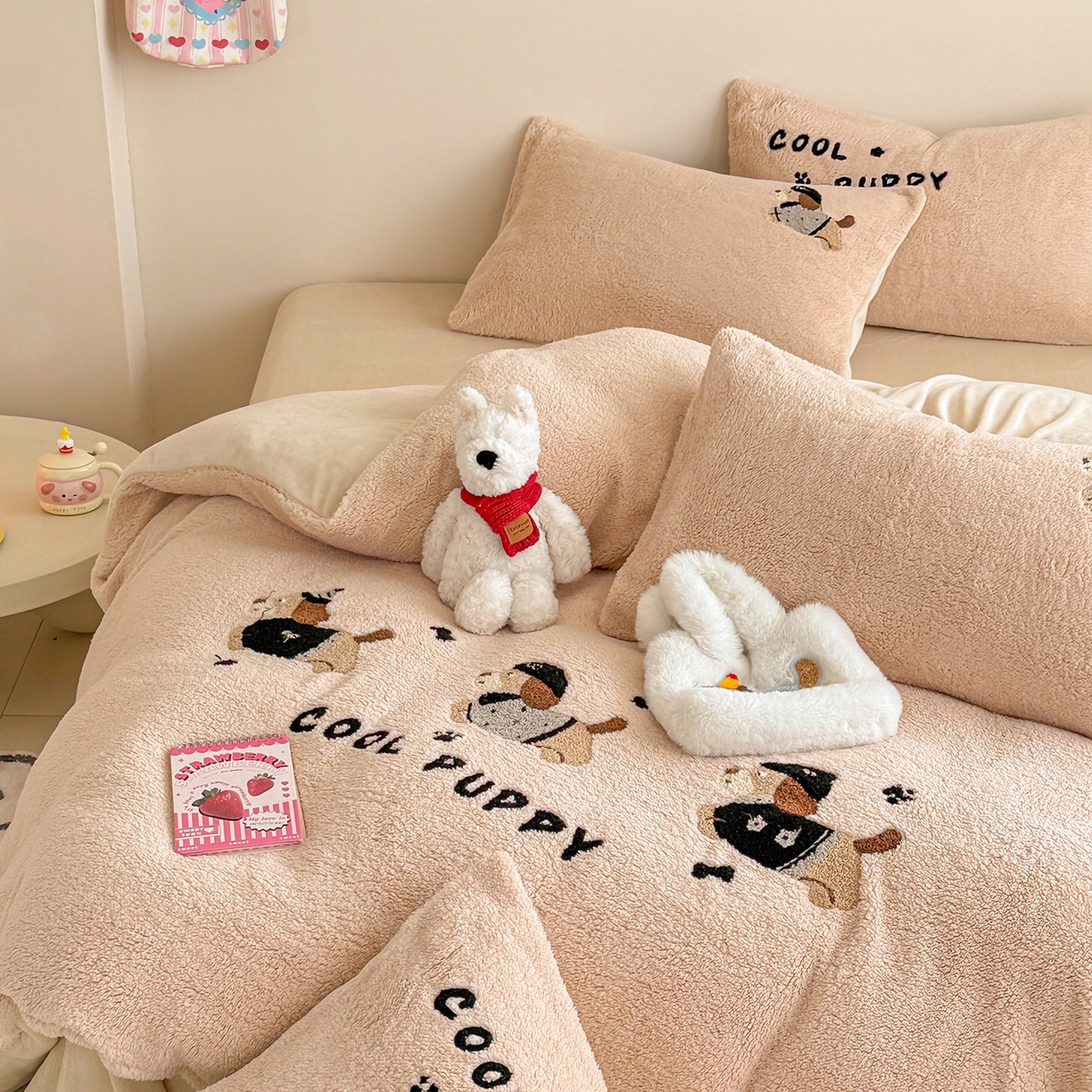 91家纺网 家纺一手货源 找家纺 典曼家纺 2025新款A类羊羔绒刺绣四件套系列 酷小狗