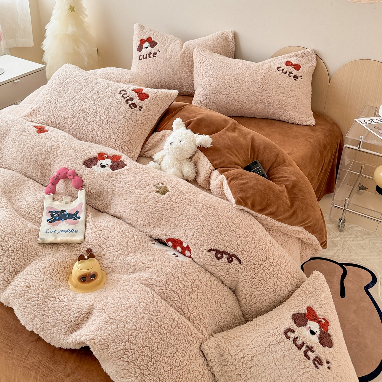 91家纺网 家纺一手货源 找家纺 典曼家纺 2025新款A类羊羔绒刺绣四件套系列 麦乐狗