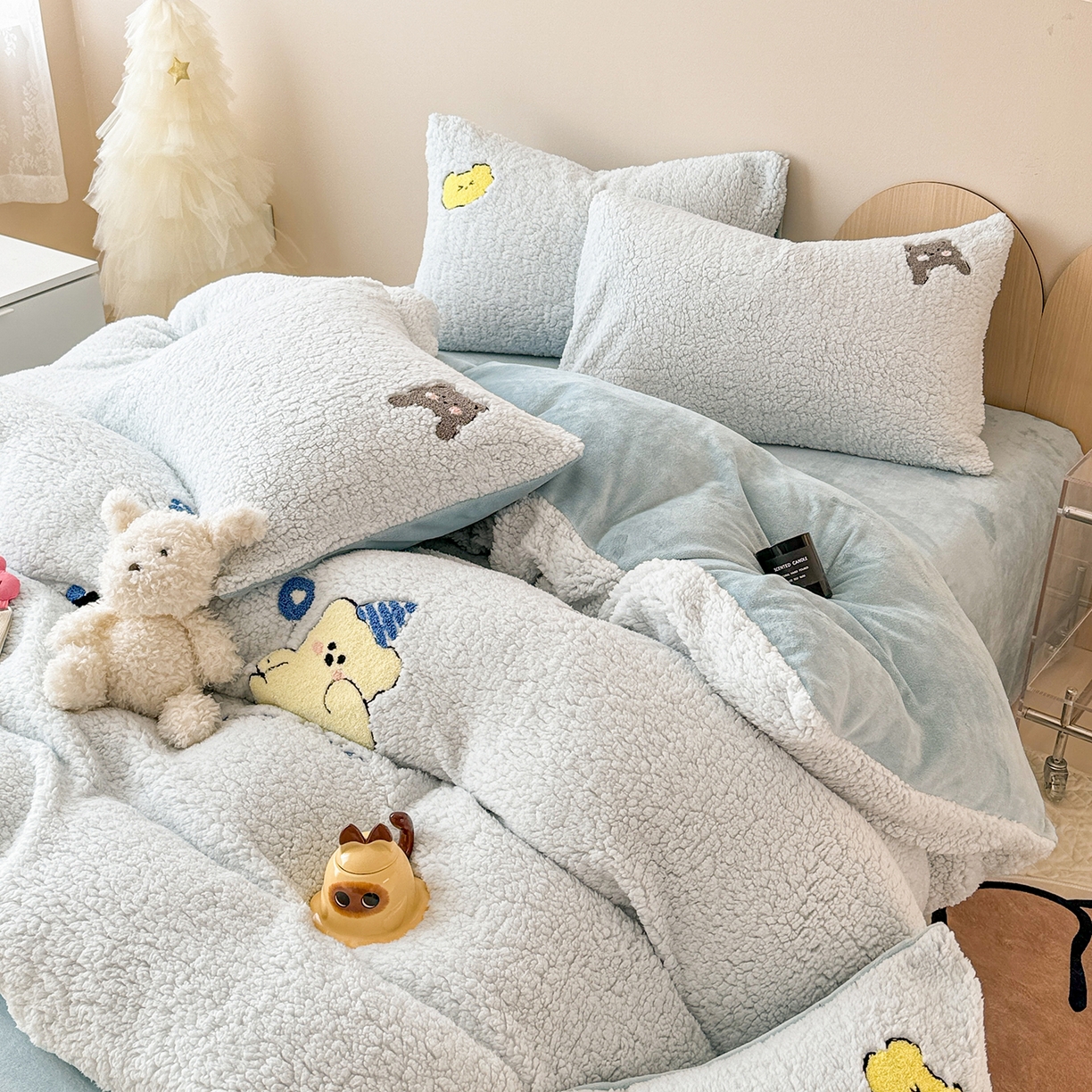 91家纺网 家纺一手货源 找家纺 典曼家纺 2025新款A类羊羔绒刺绣四件套系列 暖心熊