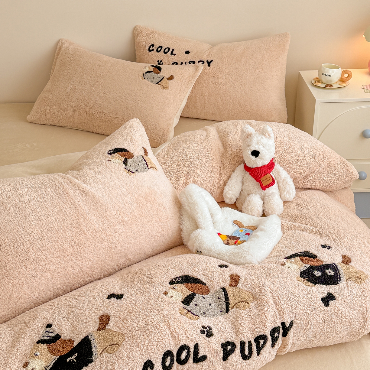 91家纺网 家纺一手货源 找家纺 典曼家纺 2025新款A类羊羔绒刺绣四件套系列 酷小狗