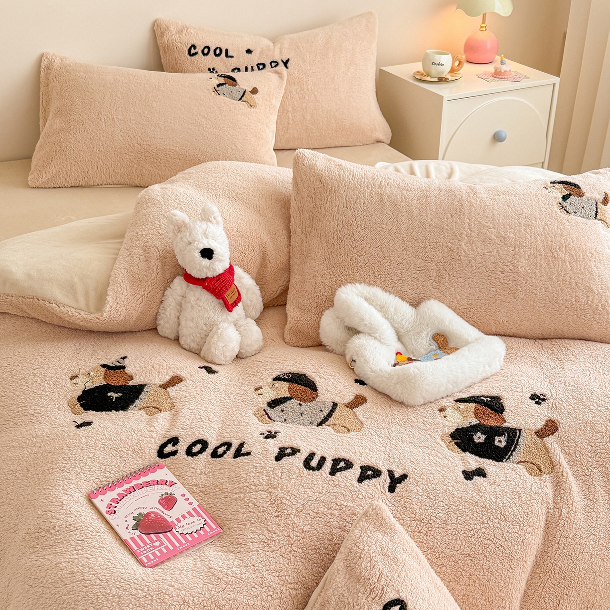 91家纺网 家纺一手货源 找家纺 典曼家纺 2025新款A类羊羔绒刺绣四件套系列 酷小狗