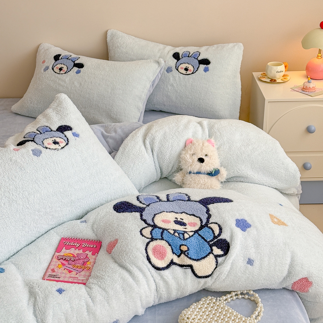 91家纺网 家纺一手货源 找家纺 典曼家纺 2025新款A类羊羔绒刺绣四件套系列 兔耳先生