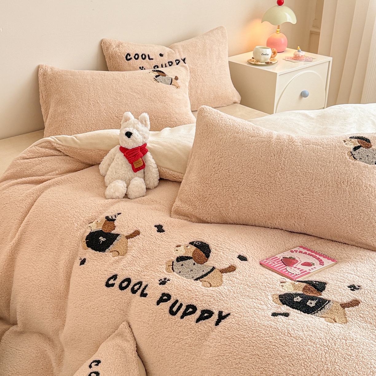 91家纺网 家纺一手货源 找家纺 典曼家纺 2025新款A类羊羔绒刺绣四件套系列 酷小狗