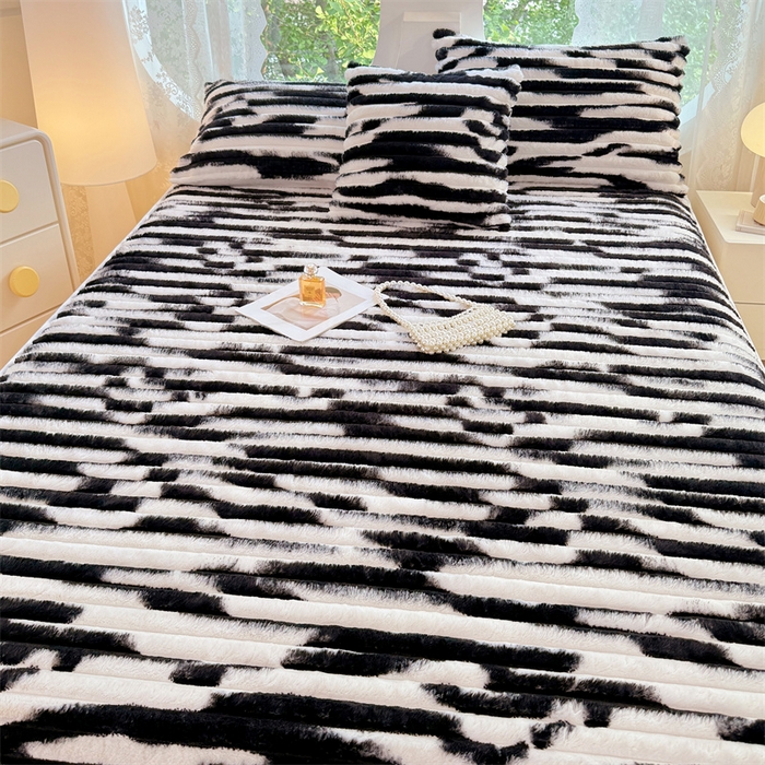 91家纺网 家纺一手货源 找家纺 梦舒羽 2025新款兔毛绒床裙法兰绒床垫保护罩牛奶绒床垫法莱绒床单罩-抽条 兔毛绒抽条-梦幻墨白