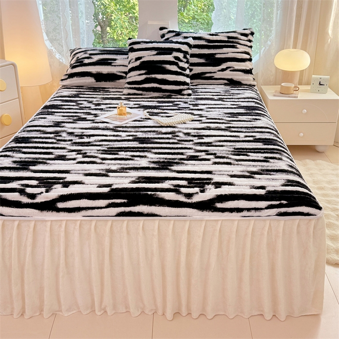 91家纺网 家纺一手货源 找家纺 梦舒羽 2025新款兔毛绒床裙法兰绒床垫保护罩牛奶绒床垫法莱绒床单罩-抽条 兔毛绒抽条-梦幻墨白