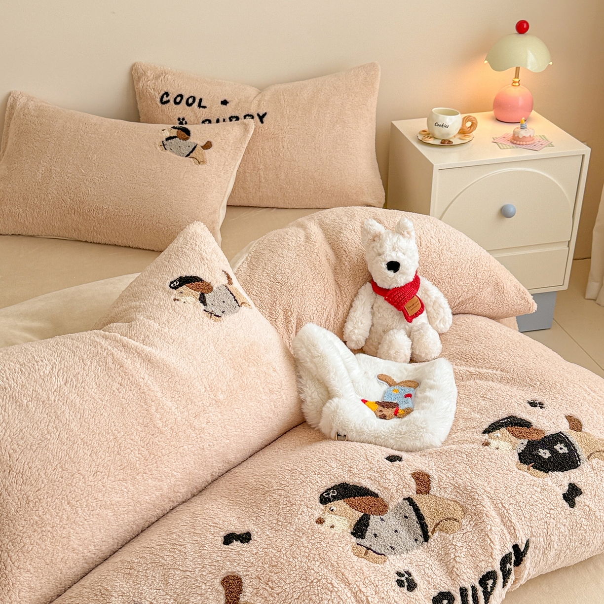 91家纺网 家纺一手货源 找家纺 典曼家纺 2025新款A类羊羔绒刺绣四件套系列 酷小狗