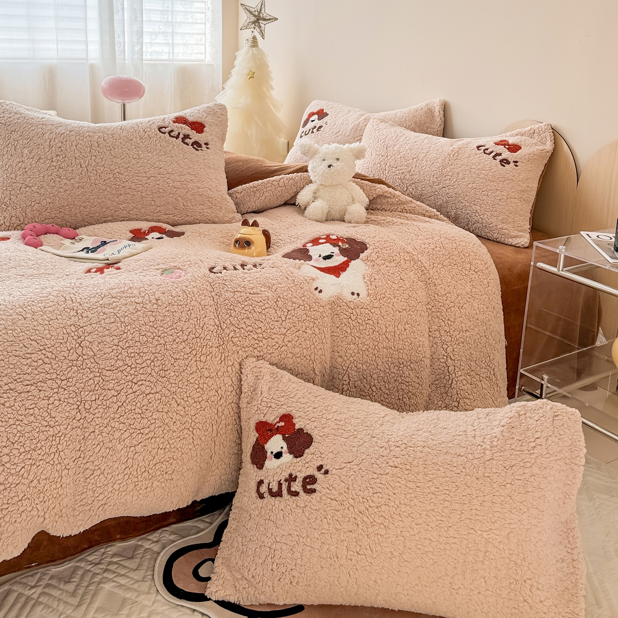 91家纺网 家纺一手货源 找家纺 典曼家纺 2025新款A类羊羔绒刺绣四件套系列 麦乐狗