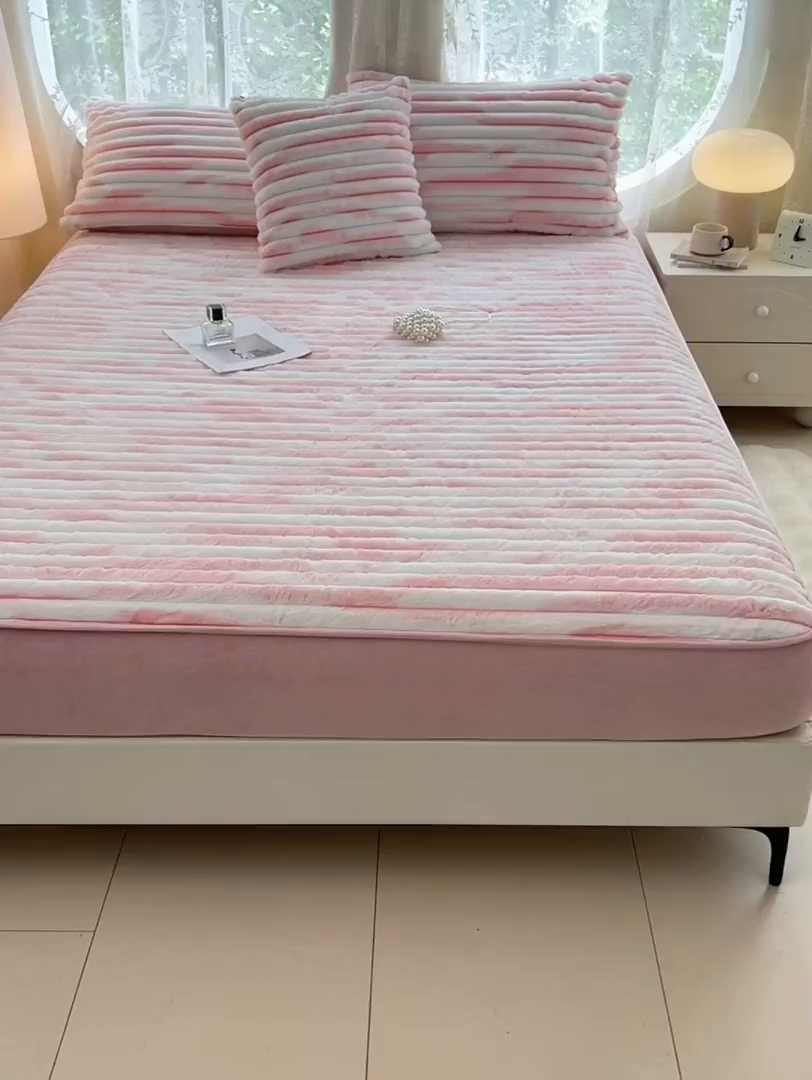 91家纺网 家纺一手货源 找家纺 梦舒羽 2025新款兔毛绒床裙法兰绒床垫保护罩牛奶绒床垫法莱绒床单罩-抽条 兔毛绒抽条-梦幻樱粉