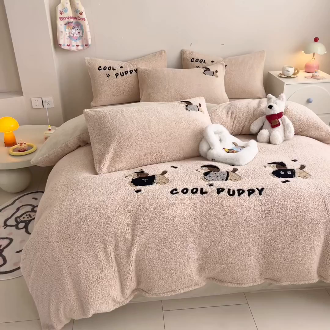 91家纺网 家纺一手货源 找家纺 典曼家纺 2025新款A类羊羔绒刺绣四件套系列 酷小狗