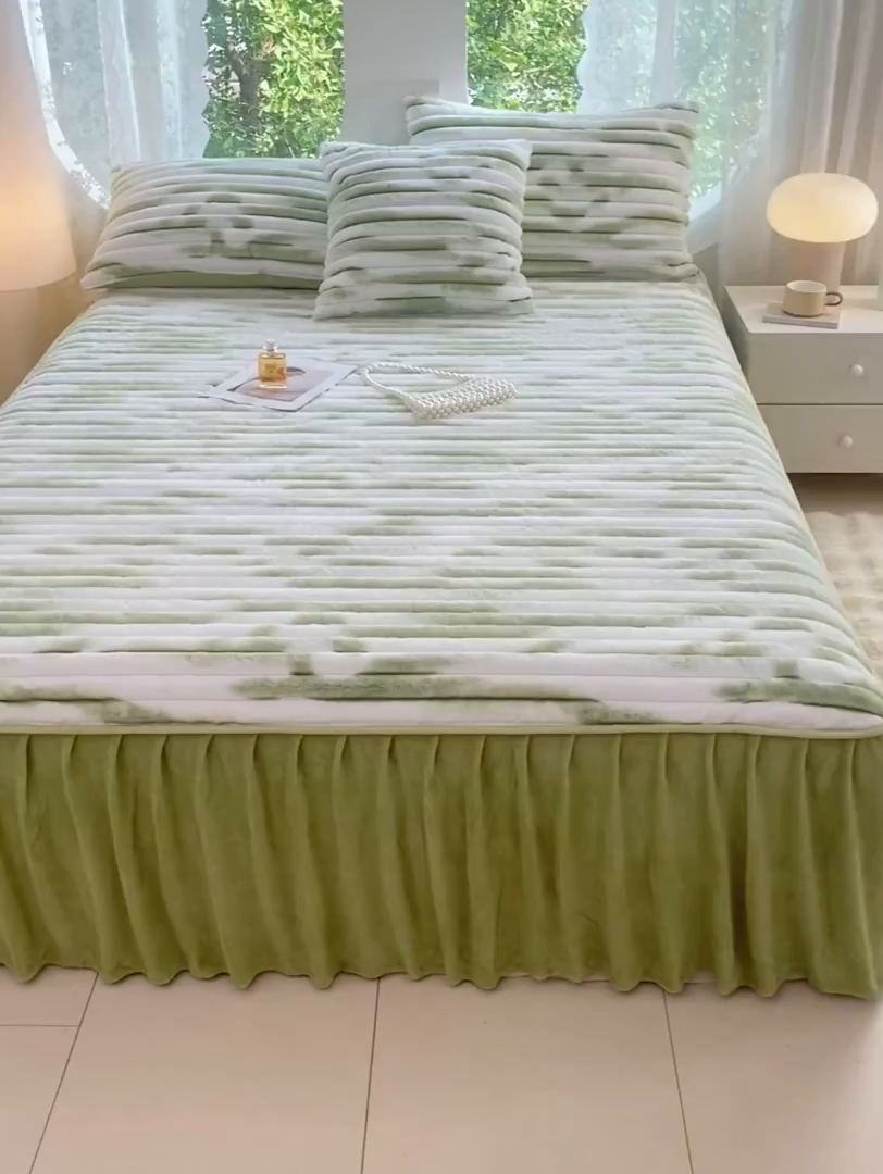 91家纺网 家纺一手货源 找家纺 梦舒羽 2025新款兔毛绒床裙法兰绒床垫保护罩牛奶绒床垫法莱绒床单罩-抽条 兔毛绒抽条-梦幻果绿