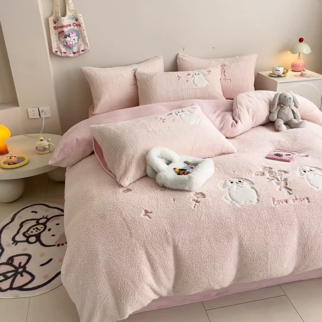 91家纺网 家纺一手货源 找家纺 典曼家纺 2025新款A类羊羔绒刺绣四件套系列 捧花小兔