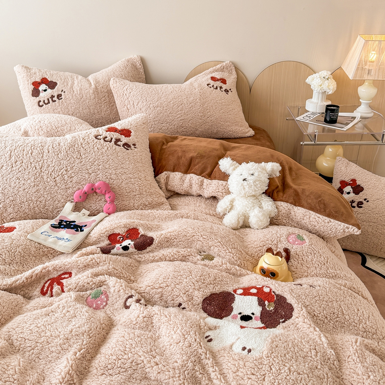 91家纺网 家纺一手货源 找家纺 典曼家纺 2025新款A类羊羔绒刺绣四件套系列 麦乐狗