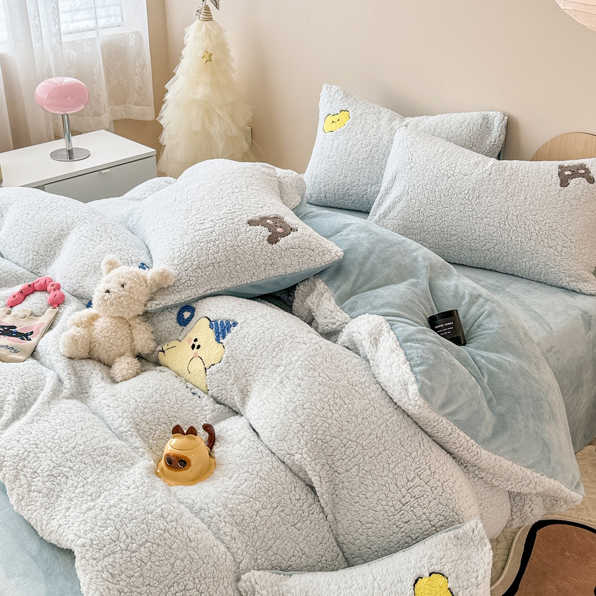 91家纺网 家纺一手货源 找家纺 典曼家纺 2025新款A类羊羔绒刺绣四件套系列 暖心熊