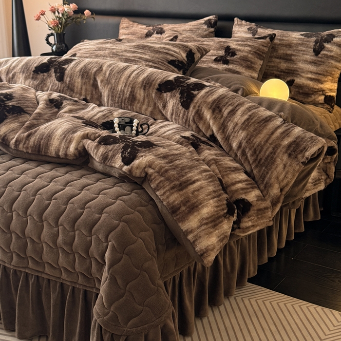 91家纺网 家纺一手货源 找家纺 金盛皇朝家纺 2025新款加厚高克重兔毛牛奶绒美拉德色系床盖单件三件套四件套 蝶梦