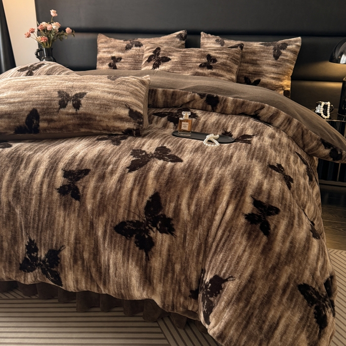 91家纺网 家纺一手货源 找家纺 金盛皇朝家纺 2025新款加厚高克重兔毛牛奶绒美拉德色系床盖单件三件套四件套 蝶梦