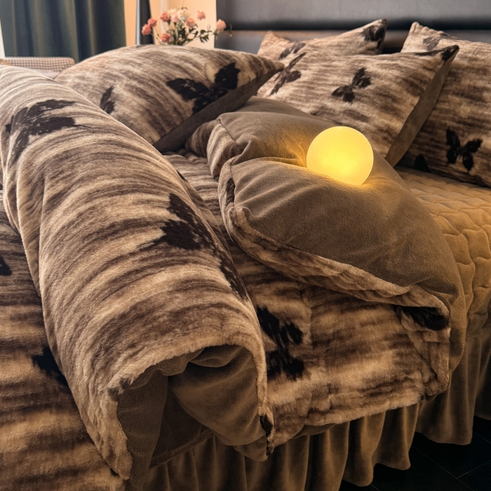 91家纺网 家纺一手货源 找家纺 金盛皇朝家纺 2025新款加厚高克重兔毛牛奶绒美拉德色系床盖单件三件套四件套 蝶梦