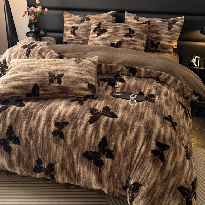 91家纺网 家纺一手货源 找家纺 金盛皇朝家纺 2025新款加厚高克重兔毛牛奶绒美拉德色系床盖单件三件套四件套 蝶梦