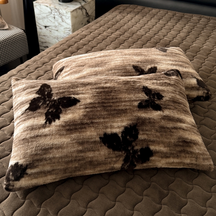 91家纺网 家纺一手货源 找家纺 金盛皇朝家纺 2025新款加厚高克重兔毛牛奶绒美拉德色系床盖单件三件套四件套 蝶梦