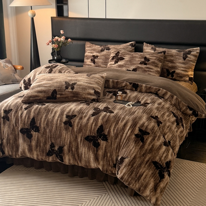 91家纺网 家纺一手货源 找家纺 金盛皇朝家纺 2025新款加厚高克重兔毛牛奶绒美拉德色系床盖单件三件套四件套 蝶梦