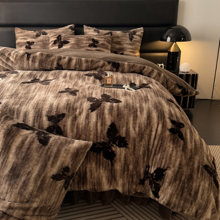 91家纺网 家纺一手货源 找家纺 金盛皇朝家纺 2025新款加厚高克重兔毛牛奶绒美拉德色系床盖单件三件套四件套 蝶梦