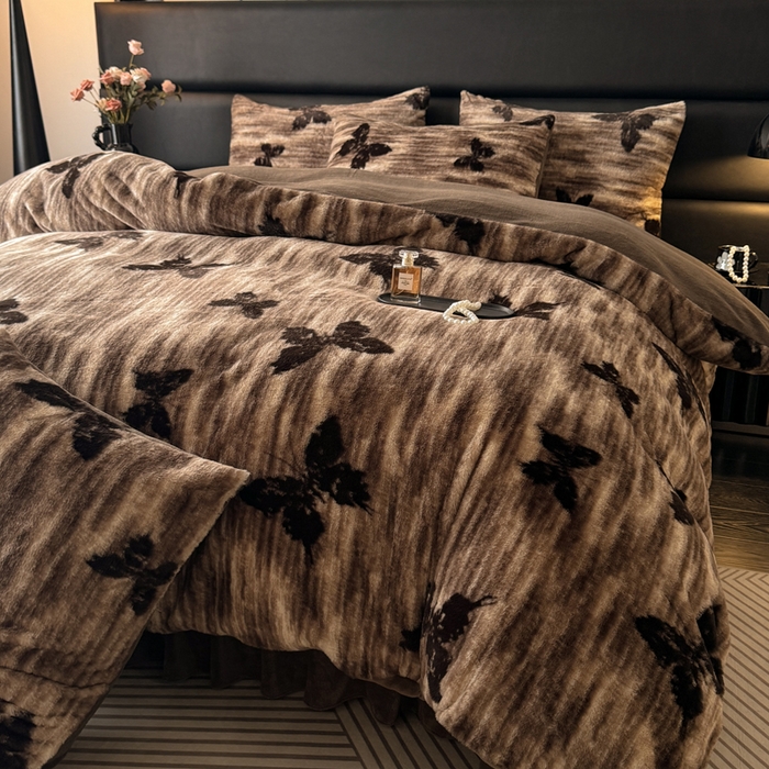 91家纺网 家纺一手货源 找家纺 金盛皇朝家纺 2025新款加厚高克重兔毛牛奶绒美拉德色系床盖单件三件套四件套 蝶梦