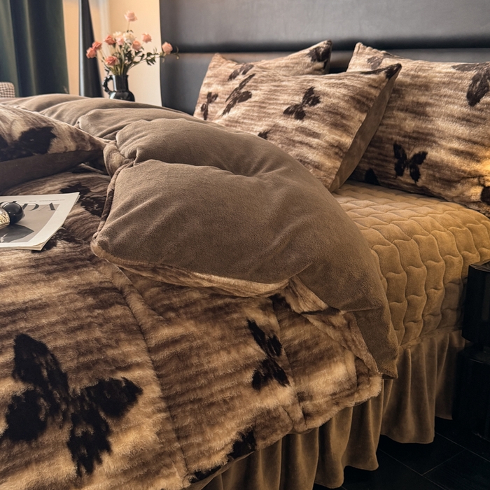 91家纺网 家纺一手货源 找家纺 金盛皇朝家纺 2025新款加厚高克重兔毛牛奶绒美拉德色系床盖单件三件套四件套 蝶梦