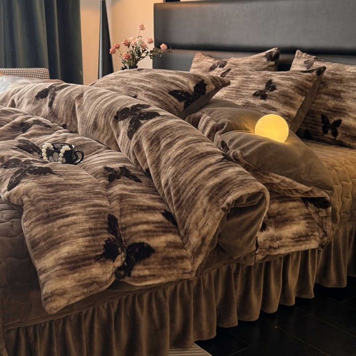 91家纺网 家纺一手货源 找家纺 金盛皇朝家纺 2025新款加厚高克重兔毛牛奶绒美拉德色系床盖单件三件套四件套 蝶梦