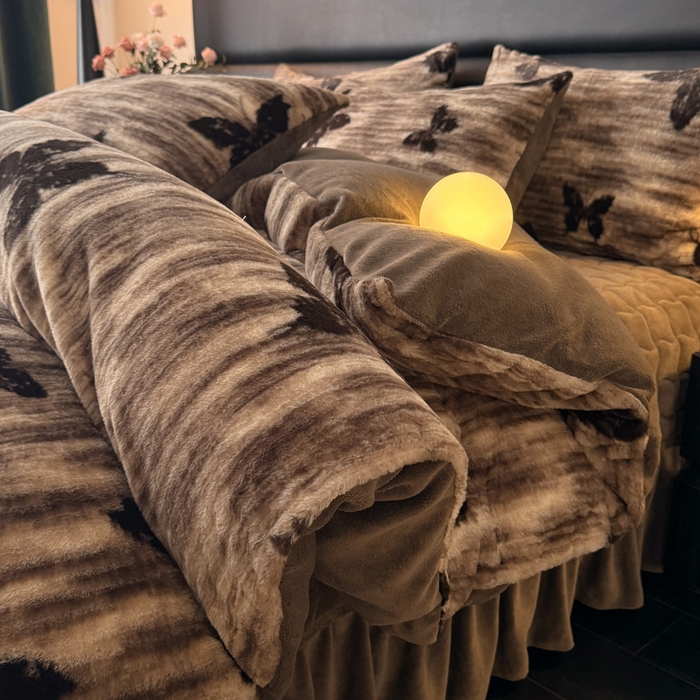 91家纺网 家纺一手货源 找家纺 金盛皇朝家纺 2025新款加厚高克重兔毛牛奶绒美拉德色系床盖单件三件套四件套 蝶梦