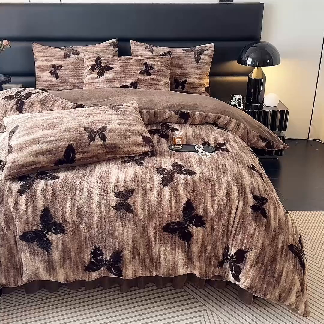 91家纺网 家纺一手货源 找家纺 金盛皇朝家纺 2025新款加厚高克重兔毛牛奶绒美拉德色系床盖单件三件套四件套 蝶梦
